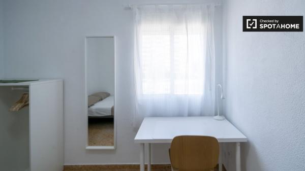 Se alquila habitación en apartamento de 4 dormitorios en Malilla, Valencia