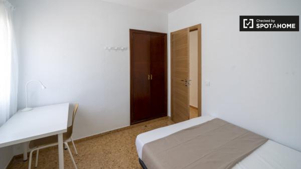 Se alquila habitación en apartamento de 4 dormitorios en Malilla, Valencia