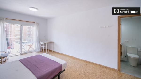 Se alquila habitación en apartamento de 4 dormitorios en Malilla, Valencia