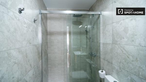 Se alquila habitación en apartamento de 4 dormitorios en Malilla, Valencia