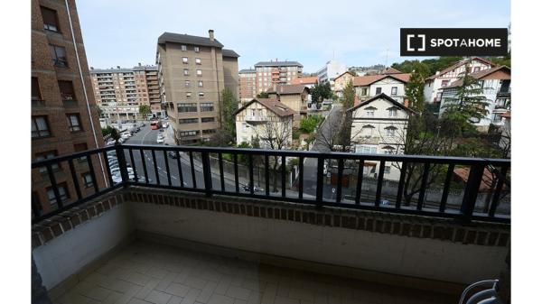 Se alquila habitación en piso de 4 habitaciones en Bilbao