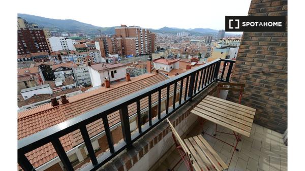 Se alquila habitación en piso de 4 habitaciones en Bilbao