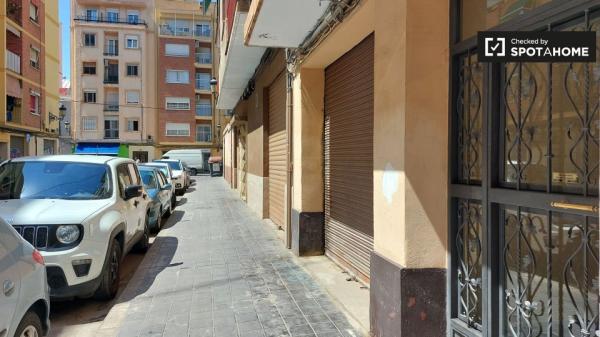 Camera esterna in appartamento con 3 camere da letto a Patraix, Valencia