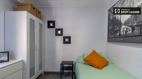 Habitación decorada en apartamento de 3 dormitorios en Rascanya, Valencia.