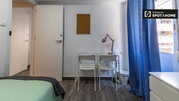 Habitación decorada en apartamento de 3 dormitorios en Rascanya, Valencia.