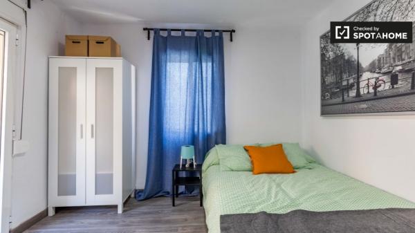 Spaziosa camera in appartamento con 3 camere da letto a Rascanya, Valencia