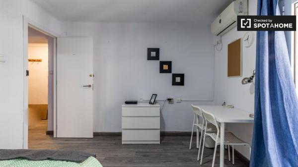 Spaziosa camera in appartamento con 3 camere da letto a Rascanya, Valencia