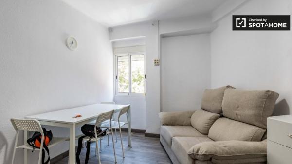 Habitación decorada en apartamento de 3 dormitorios en Rascanya, Valencia.