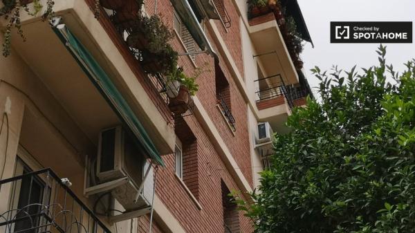 Habitación decorada en apartamento de 3 dormitorios en Rascanya, Valencia.