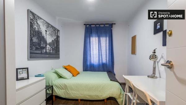 Habitación decorada en apartamento de 3 dormitorios en Rascanya, Valencia.