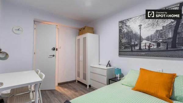 Habitación decorada en apartamento de 3 dormitorios en Rascanya, Valencia.