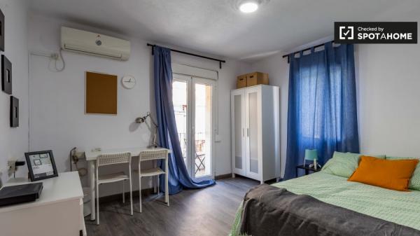 Habitación decorada en apartamento de 3 dormitorios en Rascanya, Valencia.