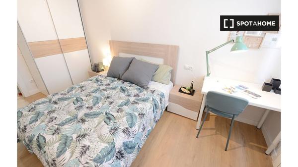 Se alquila habitación en piso de 3 dormitorios en Bilbao