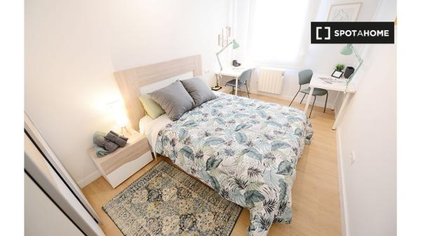 Se alquila habitación en piso de 3 dormitorios en Bilbao