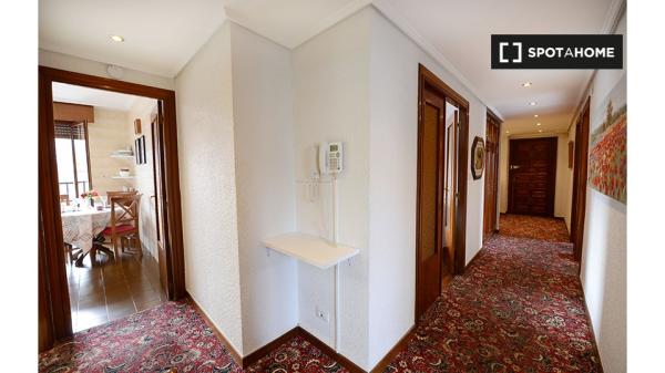 Zimmer zu vermieten in 4-Zimmer-Wohnung in Bilbao