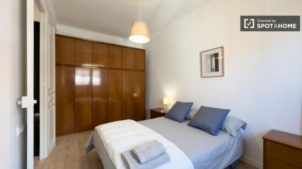 Se alquila habitación en apartamento de 3 dormitorios en Barcelona