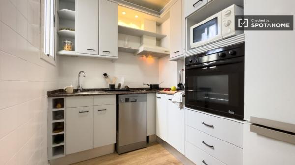 Se alquila habitación en apartamento de 3 dormitorios en Barcelona