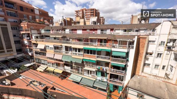 Se alquila habitación en apartamento de 3 dormitorios en Barcelona