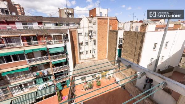 Se alquila habitación en apartamento de 3 dormitorios en Barcelona