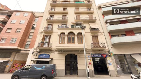 Se alquila habitación en apartamento de 3 dormitorios en Barcelona