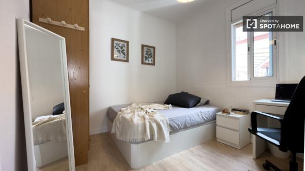 Se alquila habitación en apartamento de 3 dormitorios en Barcelona