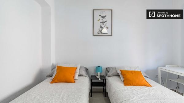 Habitación moderna en apartamento de 3 dormitorios en Poblats Marítims.