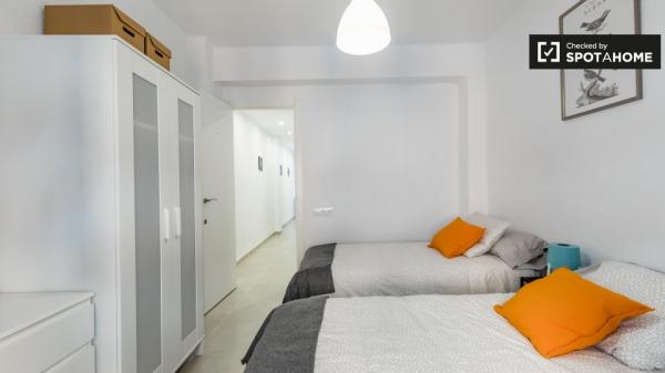 Habitación moderna en apartamento de 3 dormitorios en Poblats Marítims.