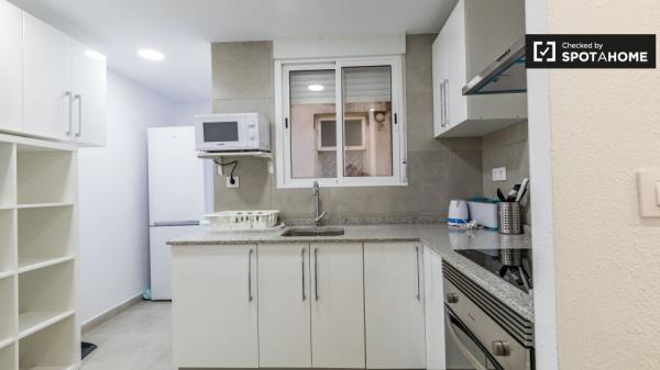 Habitación moderna en apartamento de 3 dormitorios en Poblats Marítims.