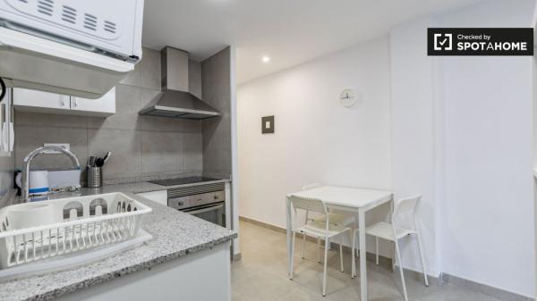 Habitación moderna en apartamento de 3 dormitorios en Poblats Marítims.