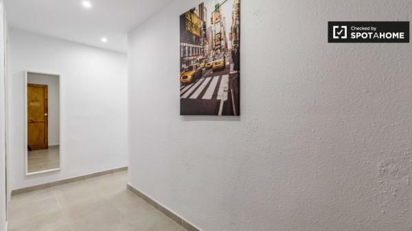 Habitación moderna en apartamento de 3 dormitorios en Poblats Marítims.