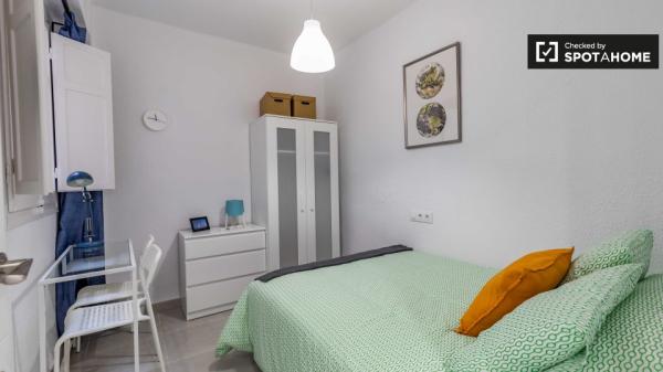 Habitación moderna en apartamento de 3 dormitorios en Poblats Marítims.