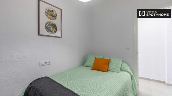 Habitación moderna en apartamento de 3 dormitorios en Poblats Marítims.