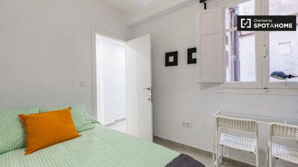 Habitación moderna en apartamento de 3 dormitorios en Poblats Marítims.