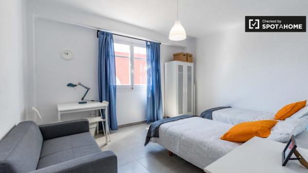 Habitación moderna en apartamento de 3 dormitorios en Poblats Marítims.