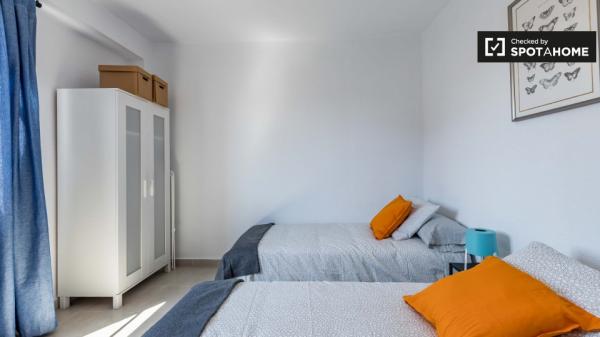 Habitación moderna en apartamento de 3 dormitorios en Poblats Marítims.