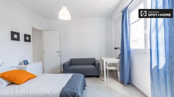 Habitación moderna en apartamento de 3 dormitorios en Poblats Marítims.