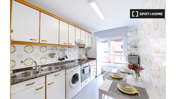 Se alquila habitación en piso de 4 dormitorios en Santutxu, Bilbao