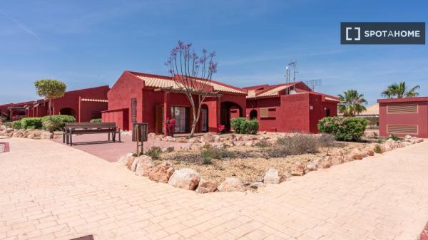 Bungalow de 2 dormitorios en alquiler en Alicante