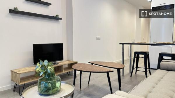 Apartamento de 1 dormitorio en alquiler en Lucero, Madrid