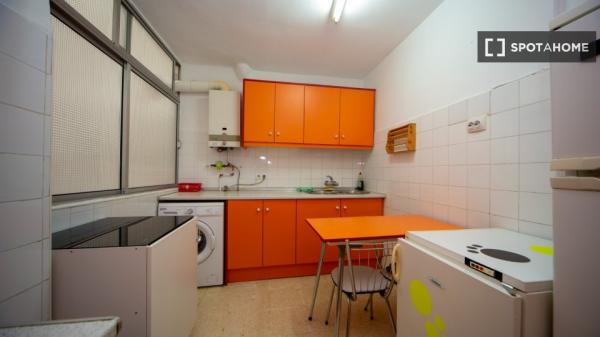 Se alquila habitación en piso compartido en Granada