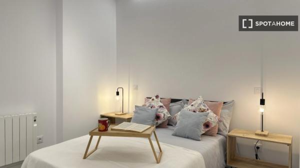 Apartamento de 1 dormitorio en alquiler en Lucero, Madrid