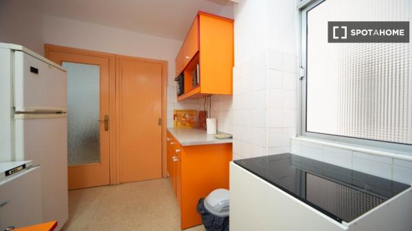 Se alquila habitación en piso compartido en Granada