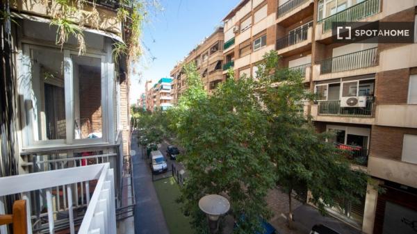 Se alquila habitación en piso compartido en Granada