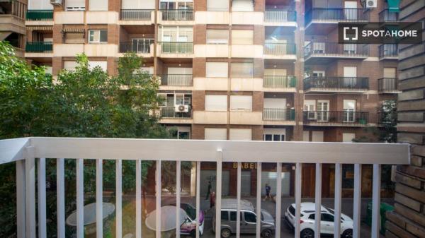 Se alquila habitación en piso compartido en Granada