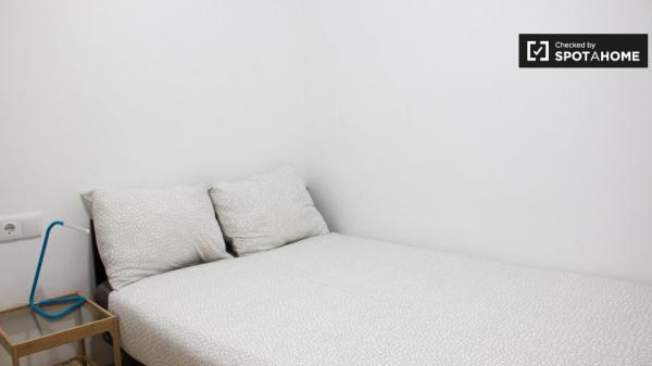 Habitación amueblada en apartamento de 3 dormitorios en El Raval, Barcelona