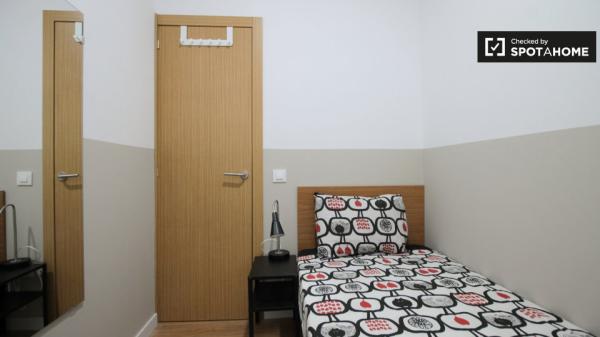 Habitación cómoda en alquiler en el apartamento de 6 dormitorios, El Raval