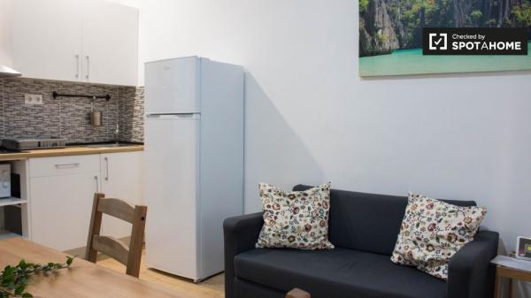 Habitación amueblada en apartamento de 3 dormitorios en El Raval, Barcelona