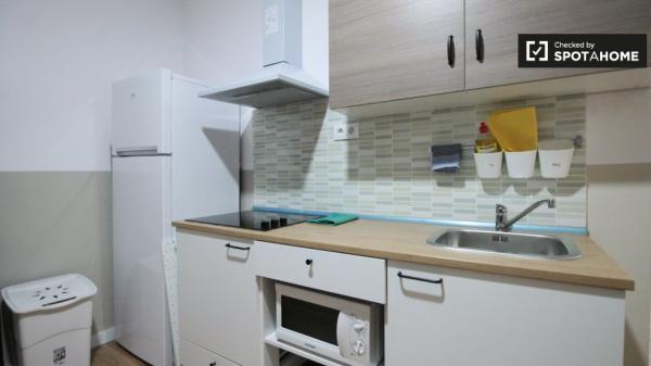 Habitación cómoda en alquiler en el apartamento de 6 dormitorios, El Raval