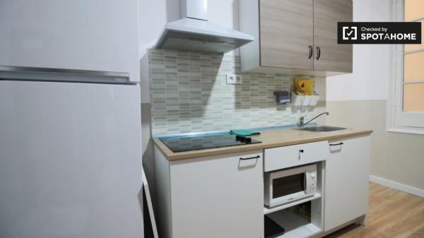 Habitación cómoda en alquiler en el apartamento de 6 dormitorios, El Raval