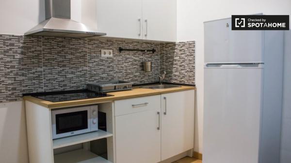 Habitación amueblada en apartamento de 3 dormitorios en El Raval, Barcelona